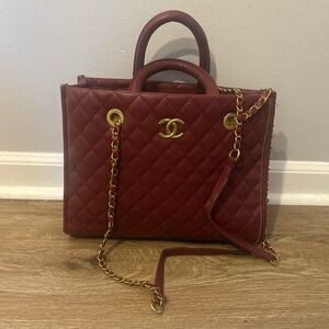 Chic Quilted Handbag with Gold Chain